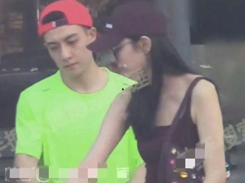 刘大锤最新爆料亲嘴,娱乐圈新恋情曝光，神秘情侣亲密互动引热议